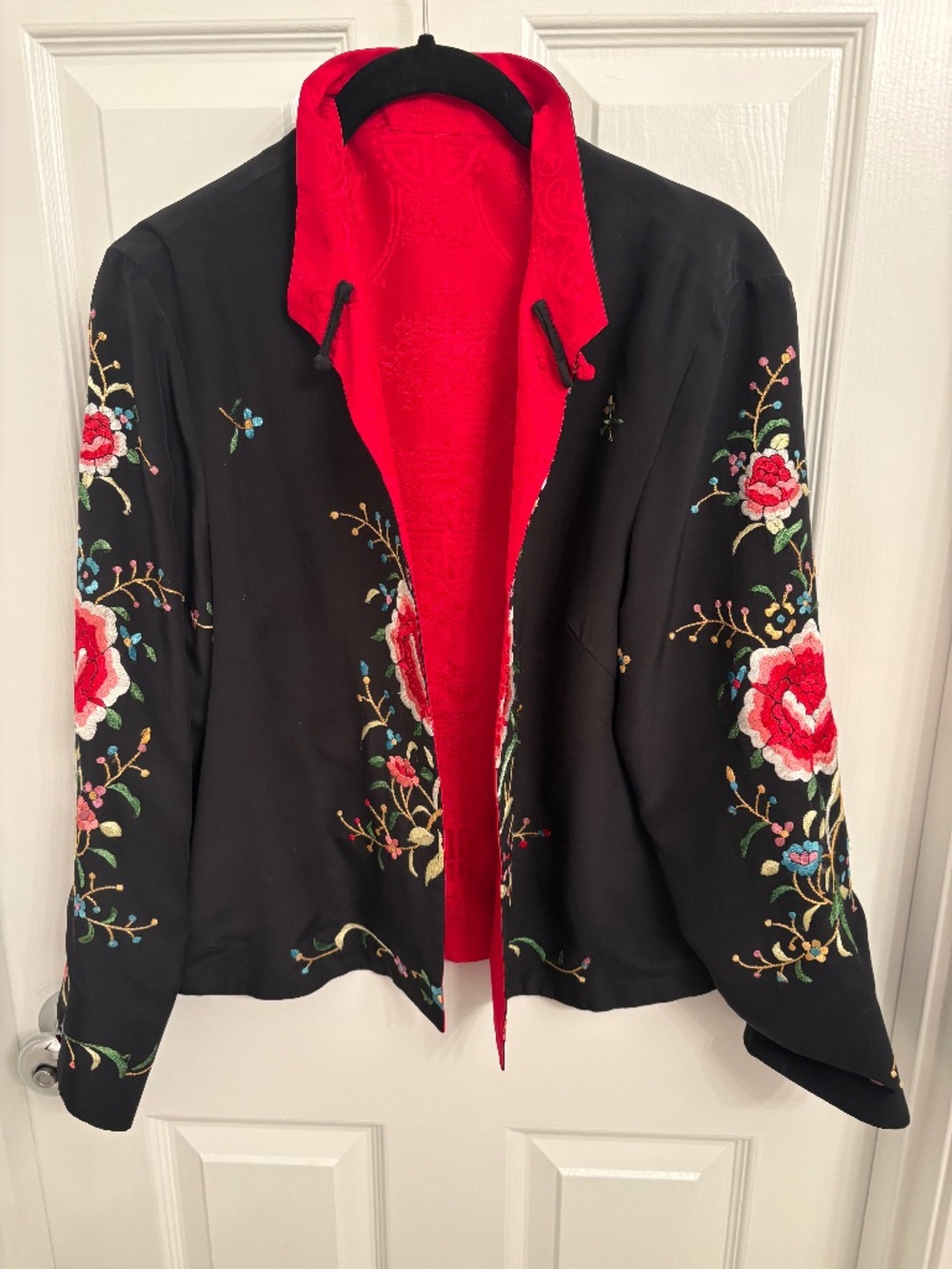 VINTAGE 1990s. 100% silk jacket. Size Medium. Excellent condition. Rarely worn.
